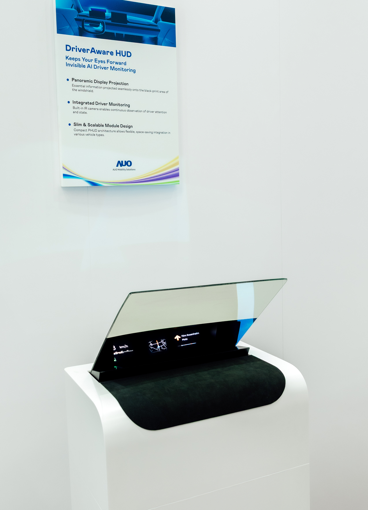 DriverAware HUD结合抬头显示器与隐藏式红外线摄影机，将车速、导航及警示讯息投影于挡风玻璃上，完美对齐驾驶目不离路的视线，同时，透过AI 监控驾驶注意力以提升安全性。